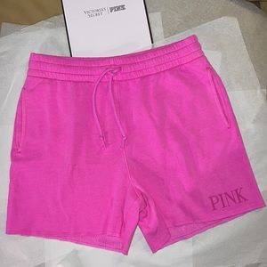 (M) PINK Victoria’s Secret
5" EVERYDAY FLEECE SWEAT SHORTS
